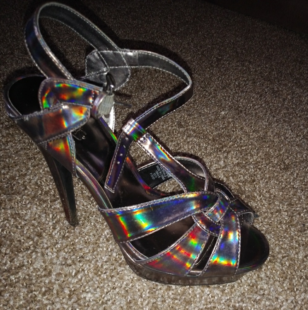 Silver Heels - Picture 2 of 3